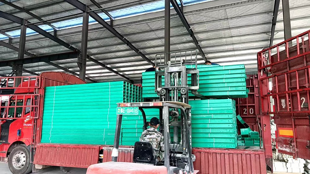 玻璃鋼橋架比熱鍍鋅橋架哪個(gè)好？